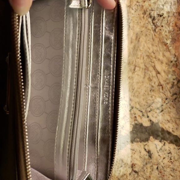 Michael Kors clutch wallet - Picture 3 of 6